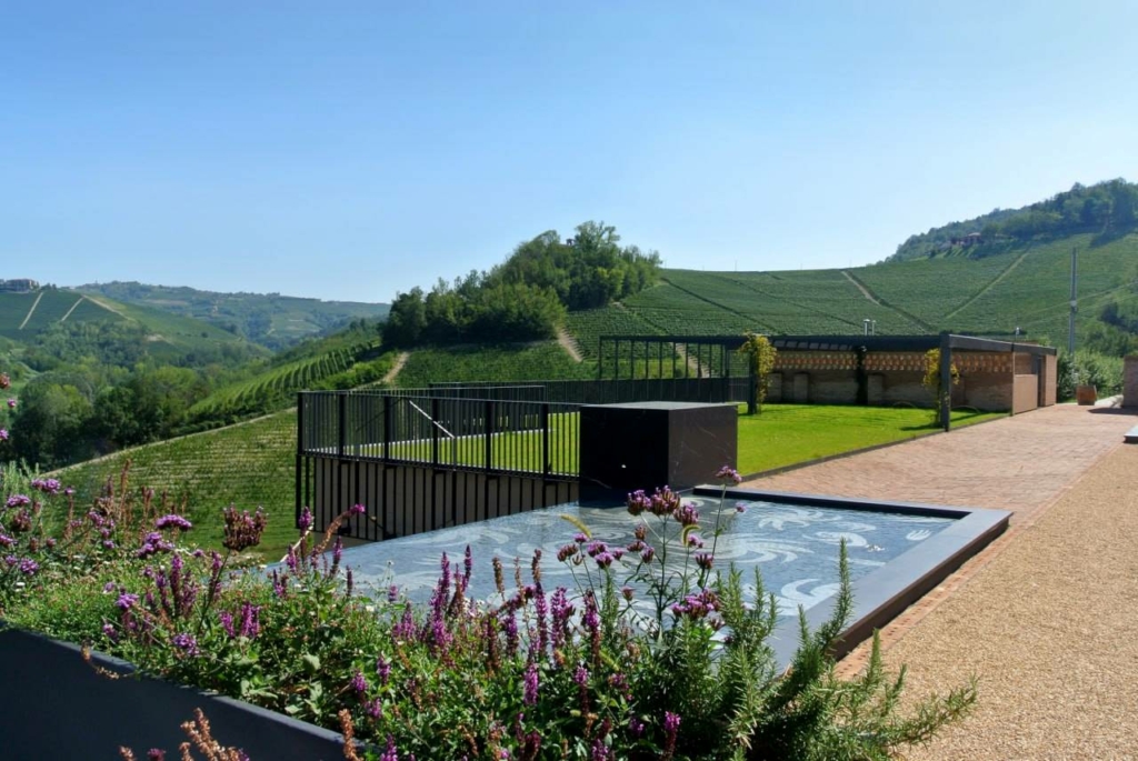 Il giardino esterno della cantina di Perno immersa nelle colline con vigneti e noccioleti.